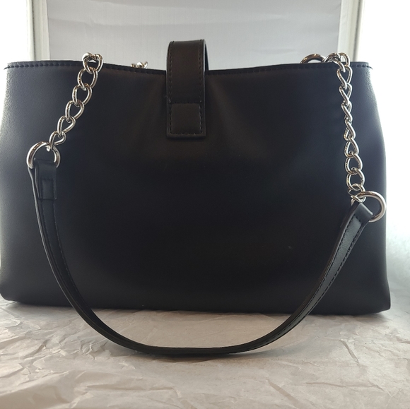 Stylish Guess Cedar Quilted Bag - Trendy and Versatile! - Picture 4 of 7